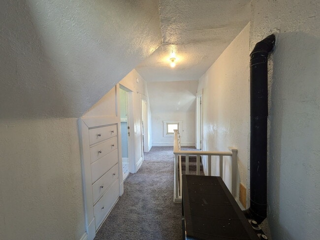 Building Photo - Across from Bellingham High | 5 Bed, 2 Bath Home | Minutes to Trader Joe's & I-5 | Pet Friendly |...