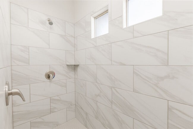 Building Photo - Pet Friendly! - Charming 3 Bedroom Townhome