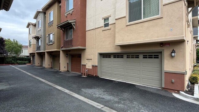 Building Photo - Concord Beautiful 3 bedroom 3 bathroom fully updated townhome, gated community!