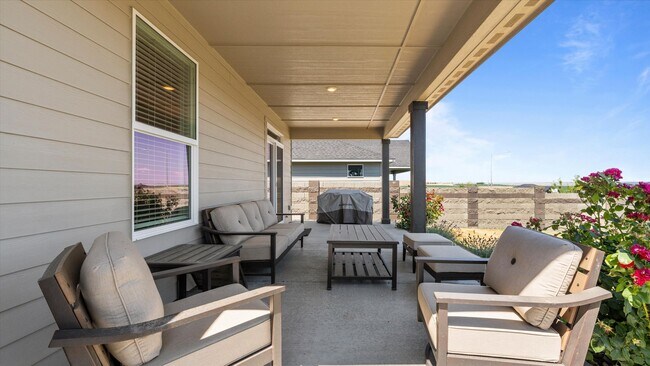 Building Photo - Move-In Ready West Richland Rental – 3-Car Garage, Fenced Yard, Hot Tub Included