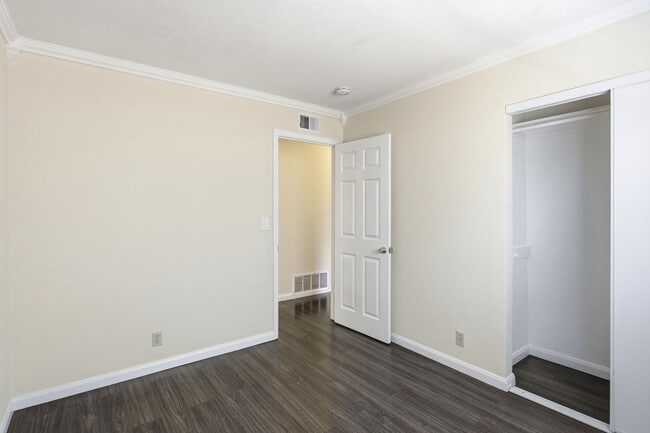 Building Photo - 663 Albion Dr