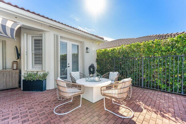 Building Photo - 121 Palm Cir