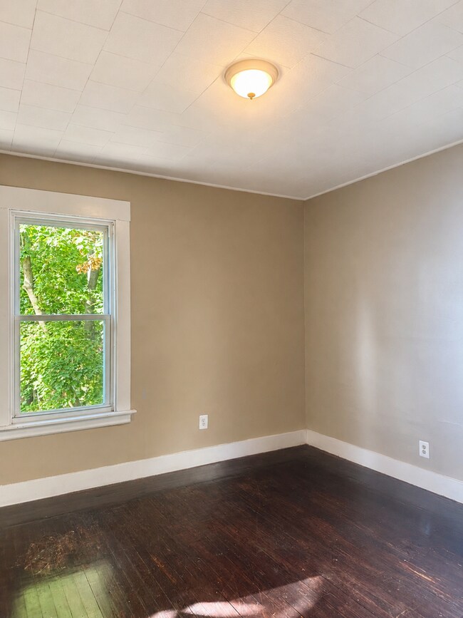 Building Photo - 874-874 Elm St