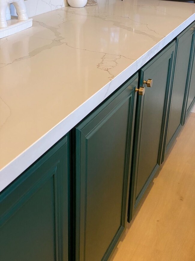 Building Photo - Spacious 4-Bedroom Townhome with Downstairs Bed/Bath in Creekside!