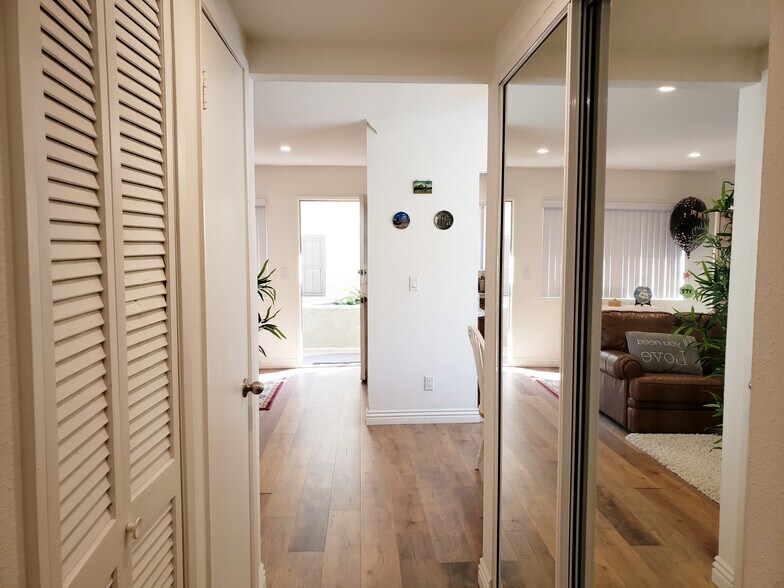 Building Photo - 557 W Stocker St