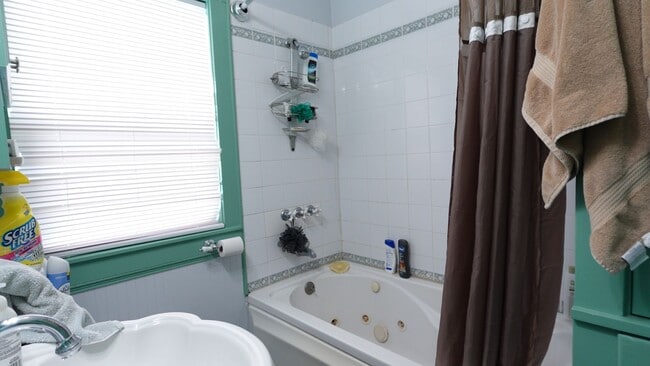 Building Photo - Cozy, Fully Furnished Roosevelt Shared Living Space