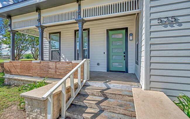 Building Photo - Beautiful 3 bedroom / 3 bath house available now!