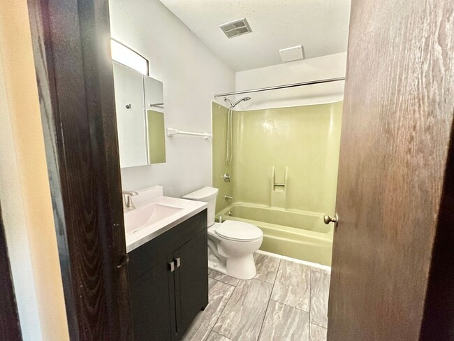 Building Photo - Rare rental opportunity conveniently locat...