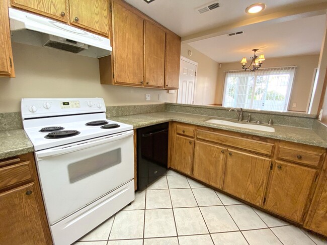 Building Photo - Spacious Townhome in Santee!