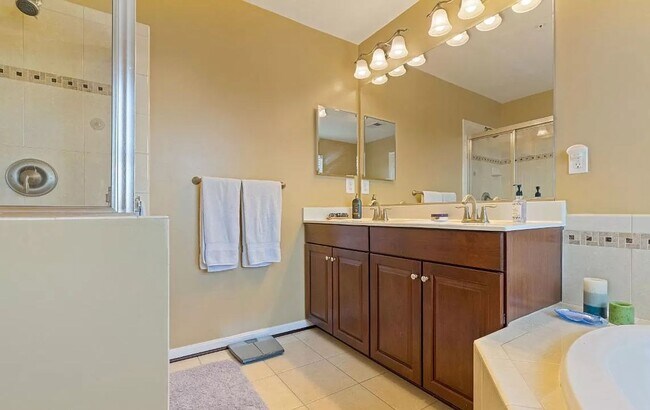 Building Photo - 3 level End Unit townhouse w/bump out in B...