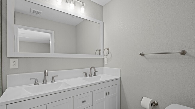 Building Photo - Dam Neck Estates Townhomes