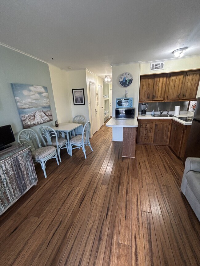 Building Photo - 6102 Seawall Blvd