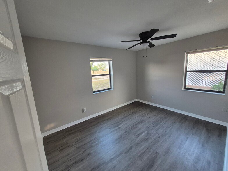 Building Photo - 7071 Holiday Dr