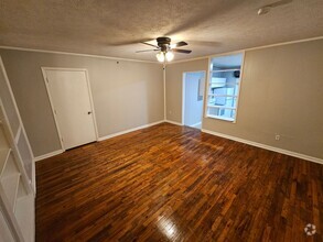 Building Photo - 2 Bedroom 1 Bath Downstairs apartment in t...