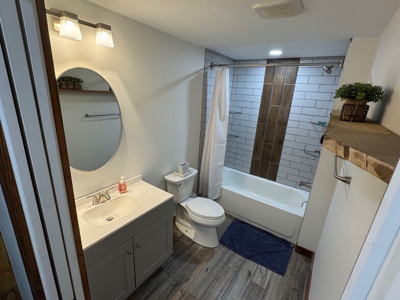 Bathroom 2 - 2004 Lanier Rd