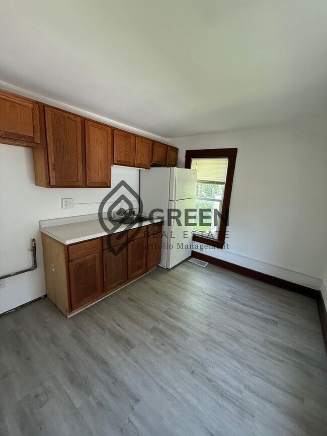 Building Photo - 229 S Sibley Ave