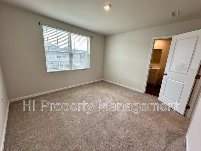 Building Photo - 11 High Pne Trl