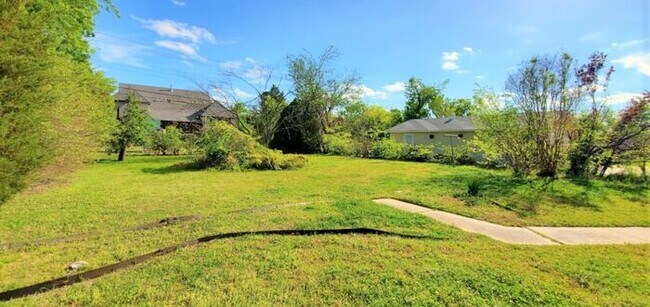 Building Photo - 3 Bed 1.5 Bath 2 car garage in Nichol's Hi...