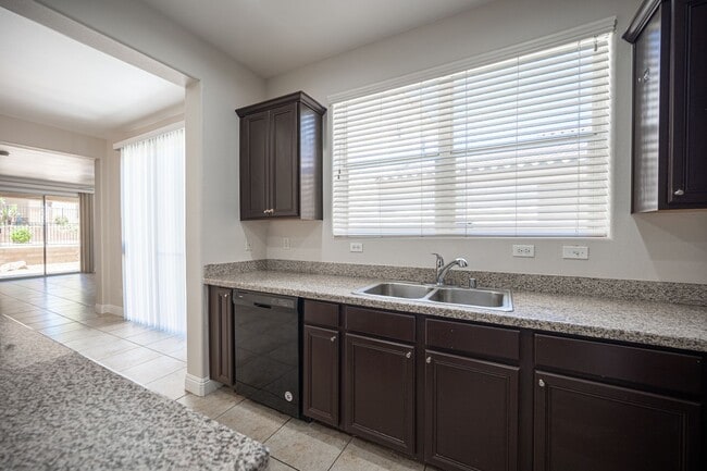 Building Photo - Beautiful 4 Bedroom 2.5 bath Home in the Southwest!