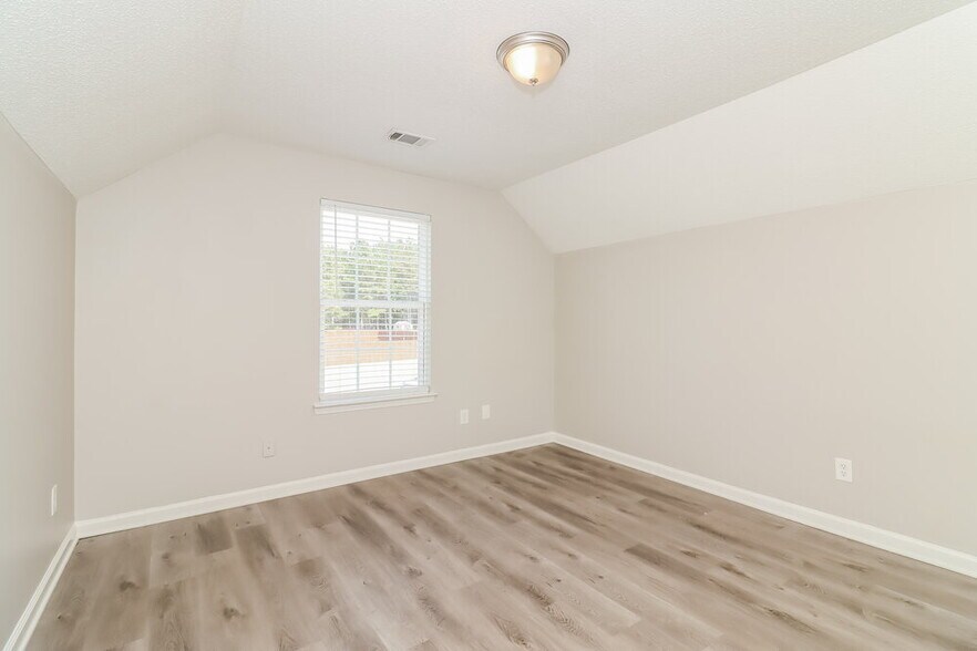 Building Photo - 6640 Delaware Bend