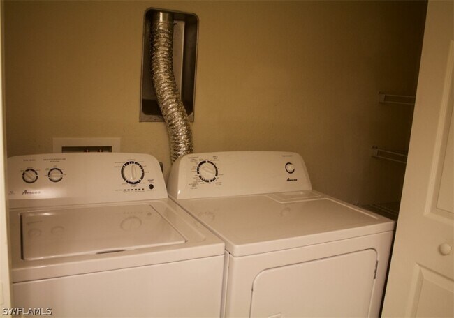 Building Photo - 9051 Gervais Cir