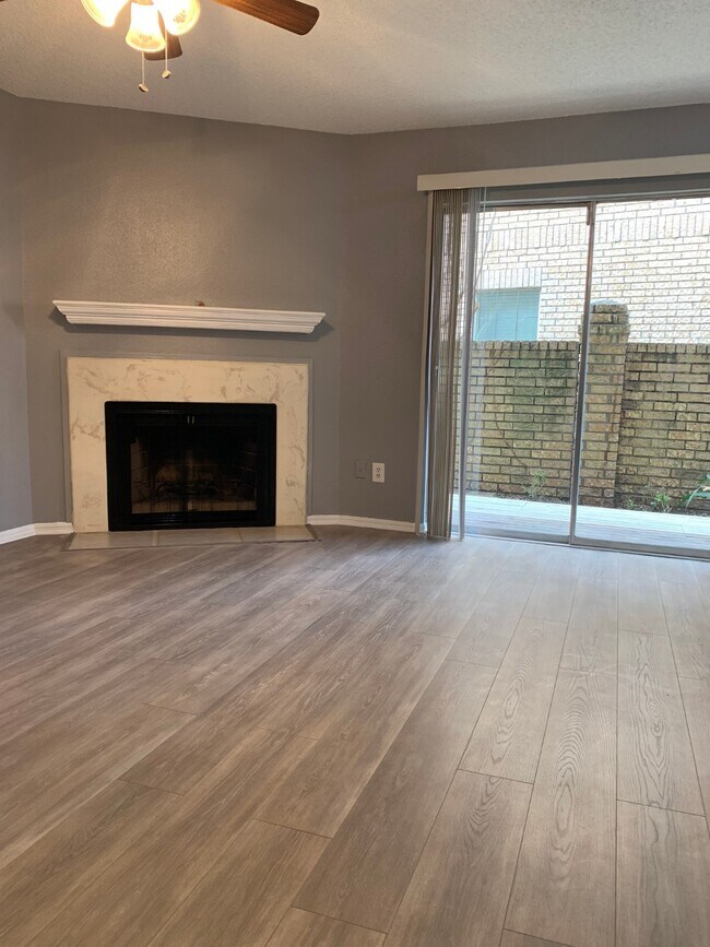 Building Photo - 11201 Lynbrook Dr