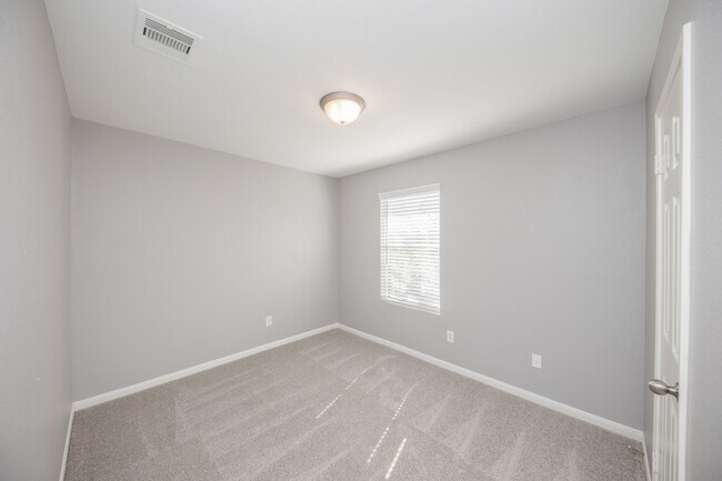 Building Photo - 1631 Dove Run