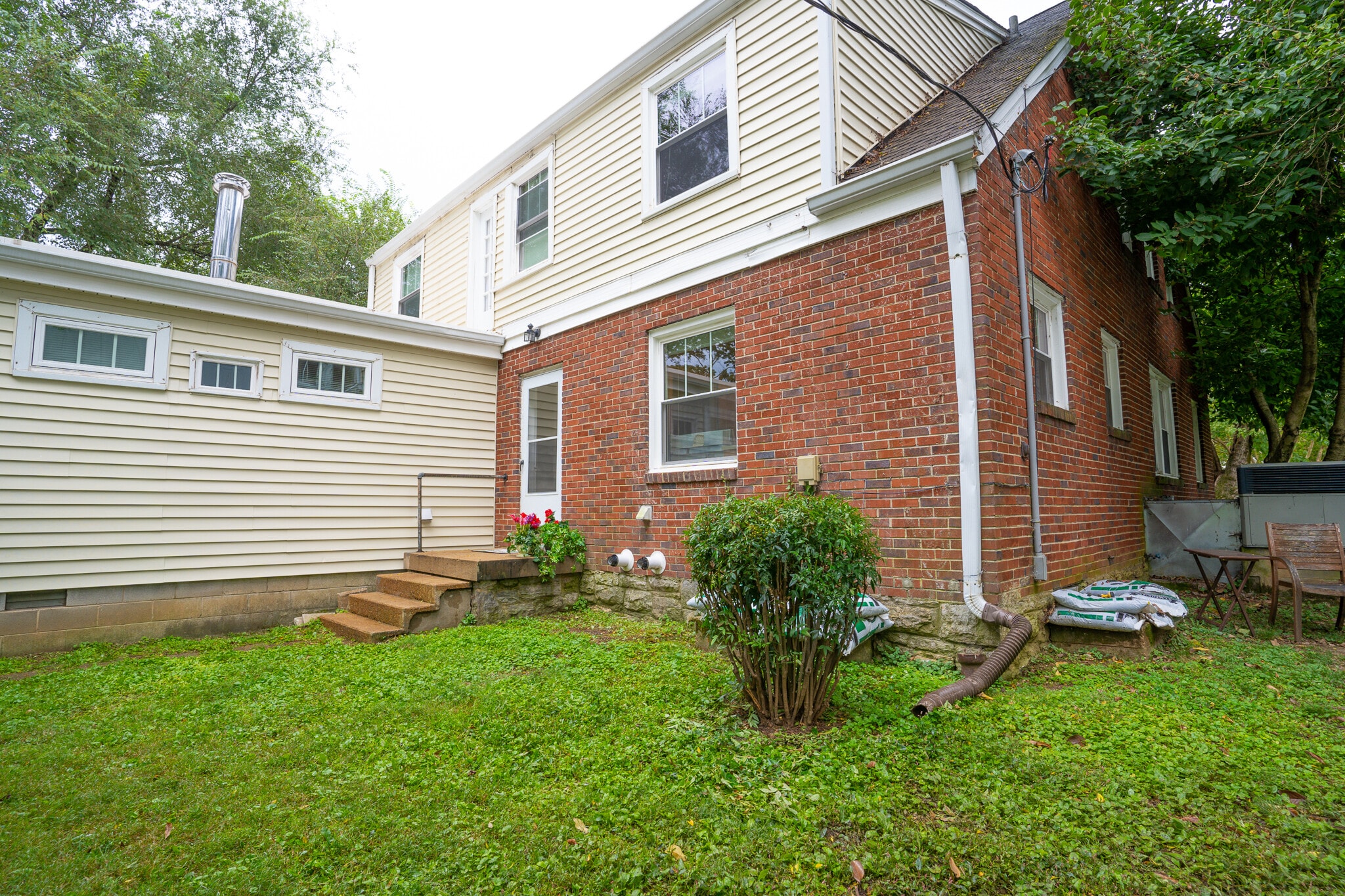 back entry - 1000b Grandview Dr