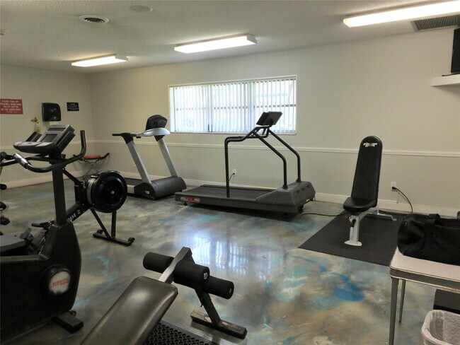 Building Photo - 7807 Golf Cir Dr