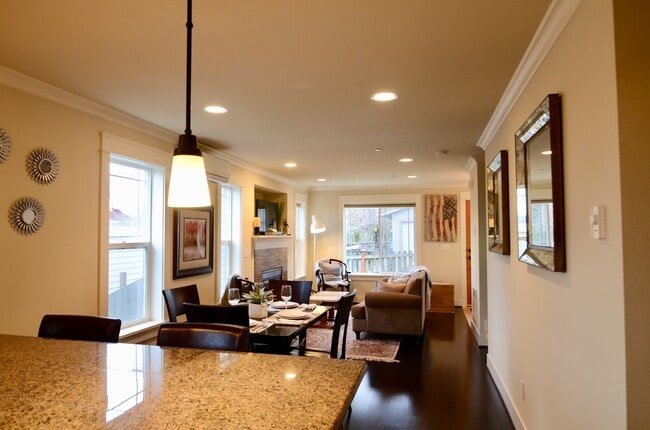 Building Photo - 3 Bedroom 2.5 Bath Queen Anne Townhome