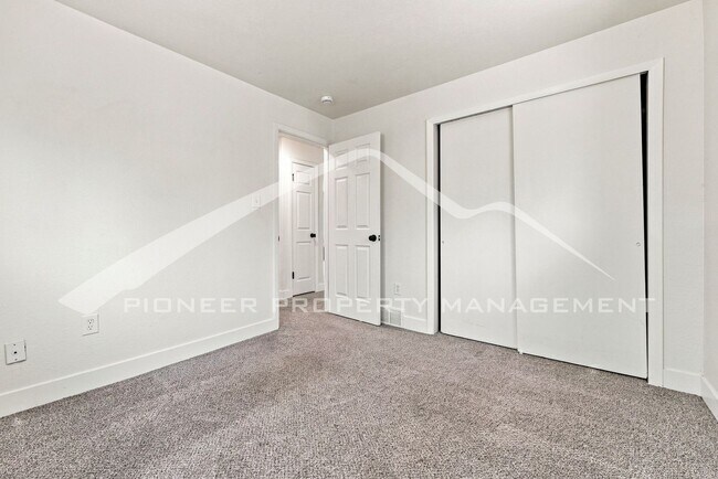Building Photo - Charming 1/2 Duplex on Quiet Cul-De-Sac with Fenced Yard