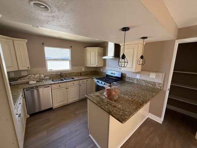 Building Photo - !!! $500 OFF 1st MONTH'S RENT !!! - Beautiful Remodeled Craftsman Home - RENT ME!