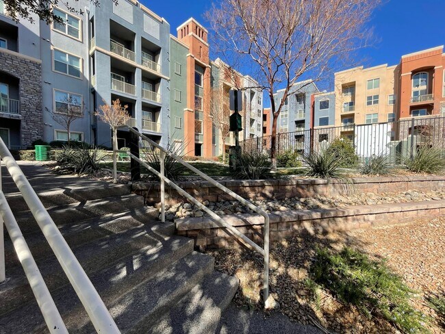 Building Photo - Available NOW!-2 Bedroom Unit in Manhattan Guard Gated Community!