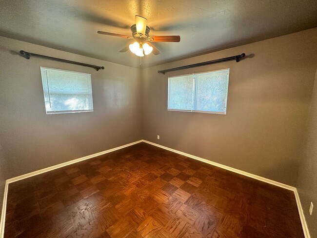 Building Photo - Fully Remodeled 3-bed 1-bath House Availab...