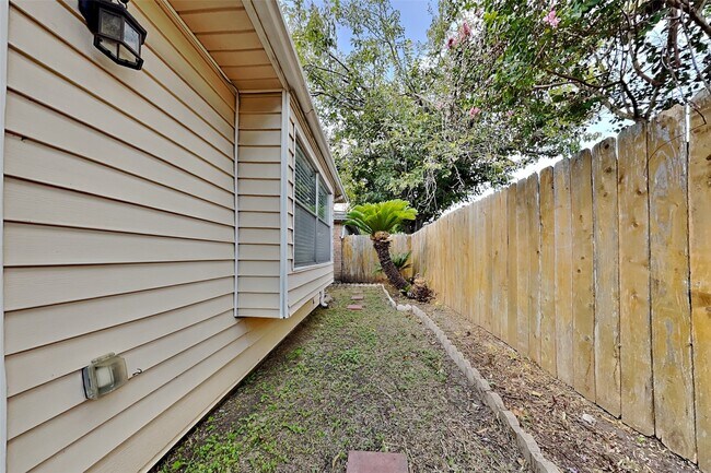 Building Photo - 7814 Greenedge Dr