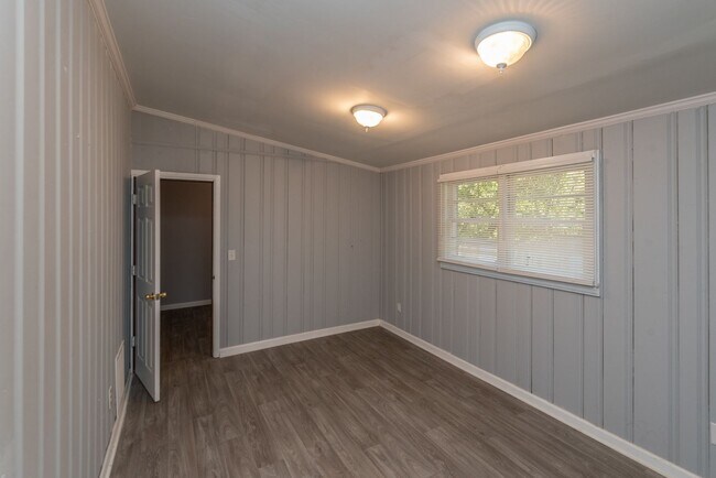 Building Photo - $1,250 - 3 bed/1 bath single-family home f...