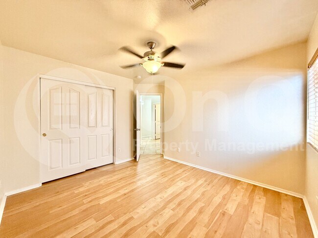 Building Photo - 4234 E Redwood Ln