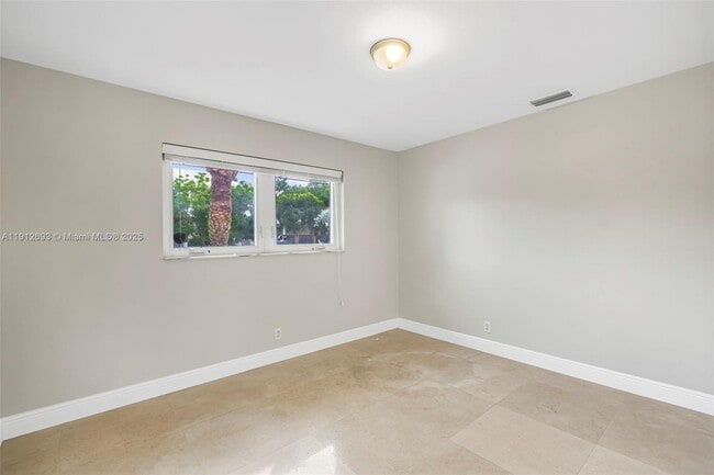 Building Photo - 633 Solar Isle Dr