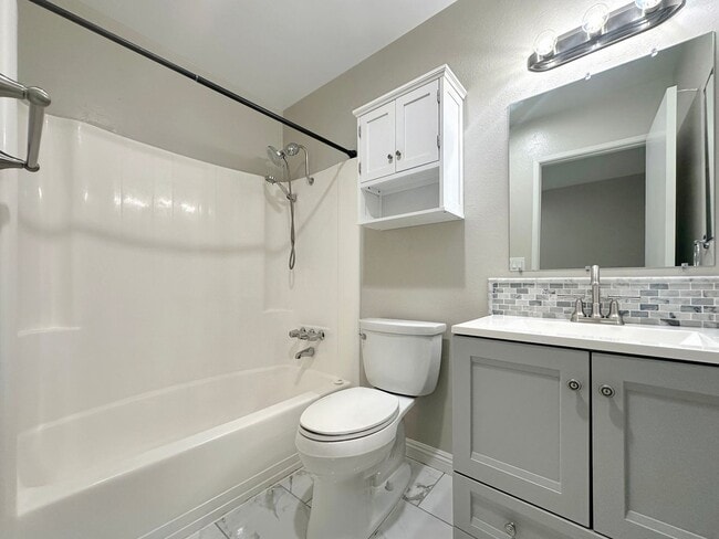 Building Photo - Charming 2BD/1BA Home in San Carlos W/ A/C...