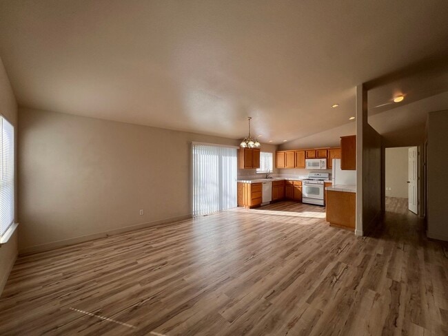 Building Photo - Cute 3 bedroom home Located in Donner Trails