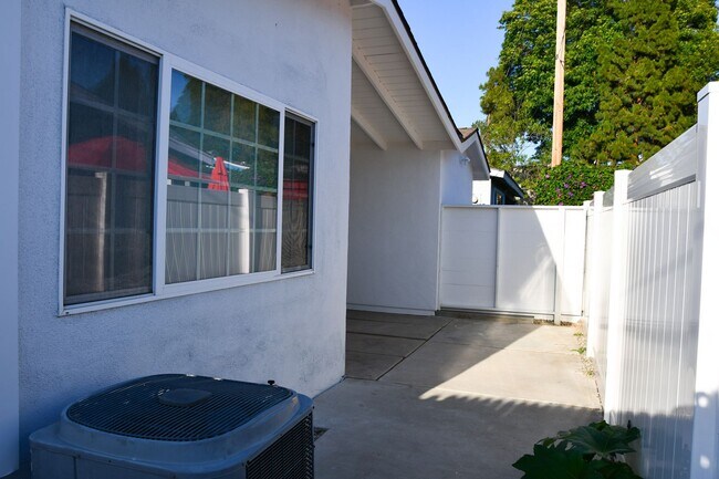 Building Photo - Parker (388) North