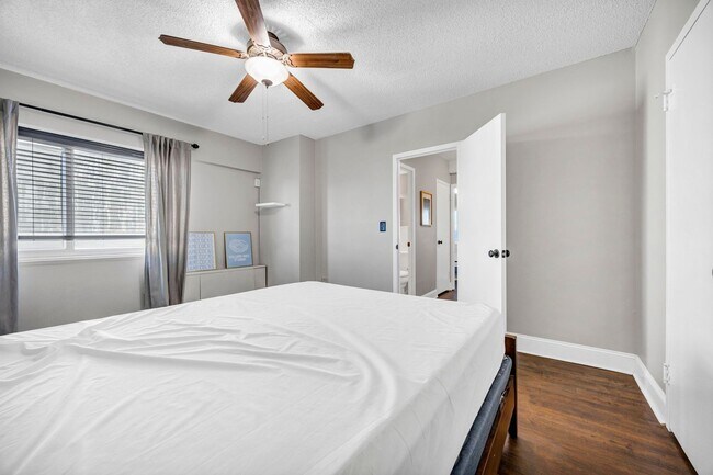 Building Photo - 2 Bedroom 1 Bathroom with Washer/Dryer