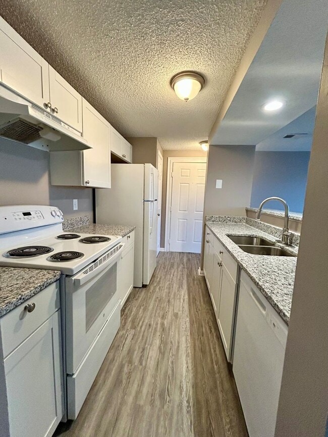 Building Photo - University Spacious 3rd floor Condo