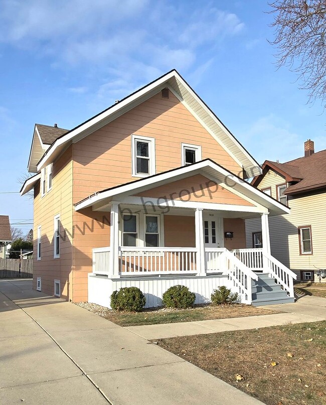 Building Photo - Spacious Single Family Home