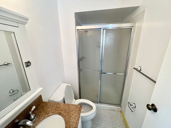 Building Photo - Fantastic 3 Bed 2 Bath Home Sitting On A S...