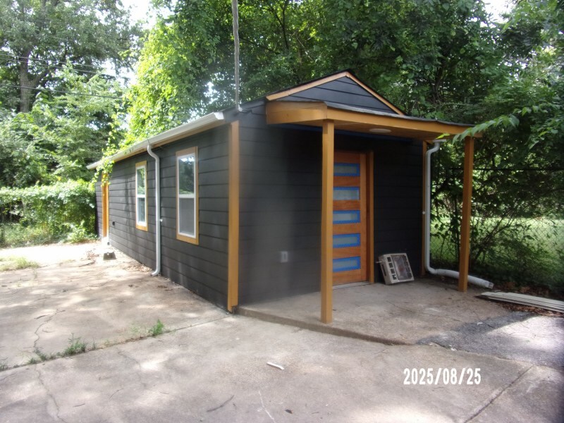 Building Photo - 1629 Netherwood Ave