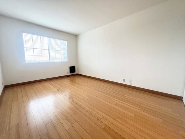 Building Photo - Roomy Signal Hill condo in Hillside Pines ...