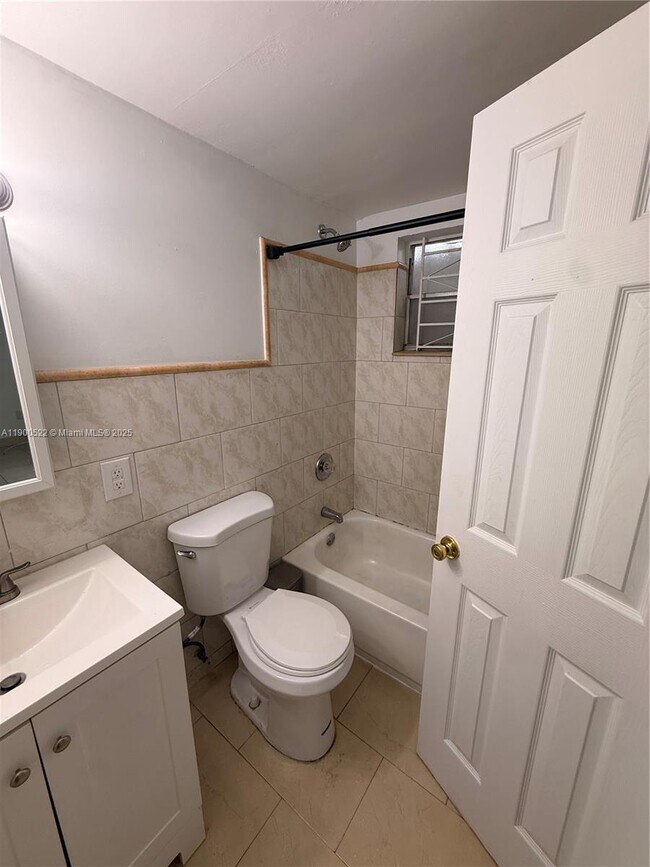 Building Photo - 1154 W 35th St