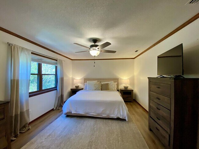 Building Photo - 2112 Westfield Dr