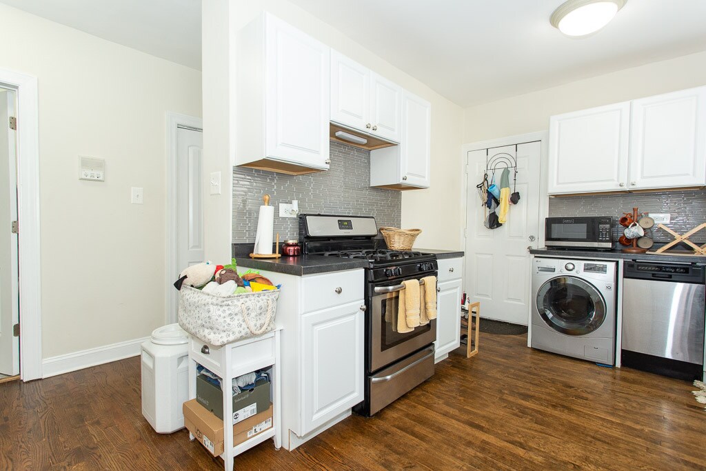 Building Photo - 3845 N Greenview Ave